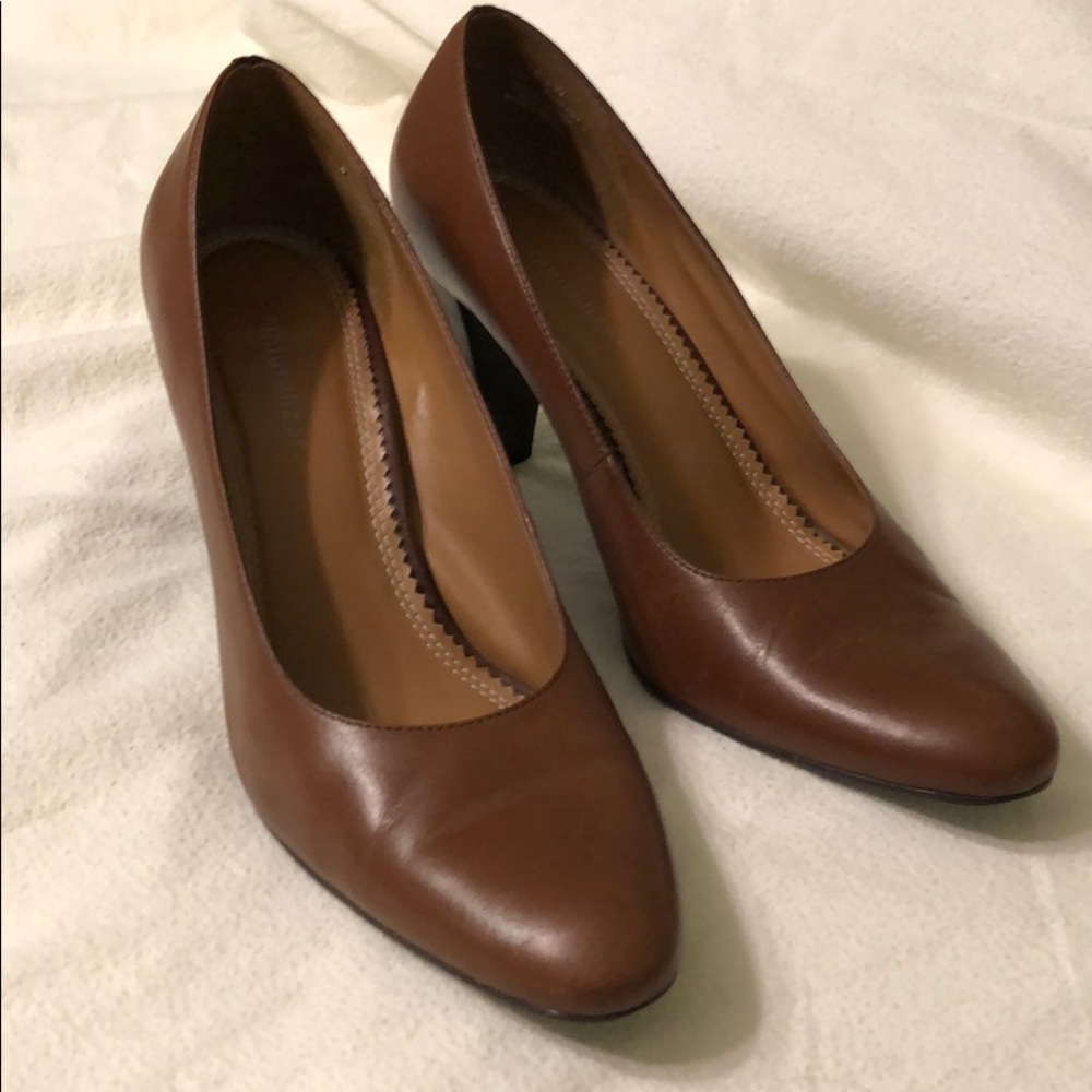 Naturalized brown leather pumps